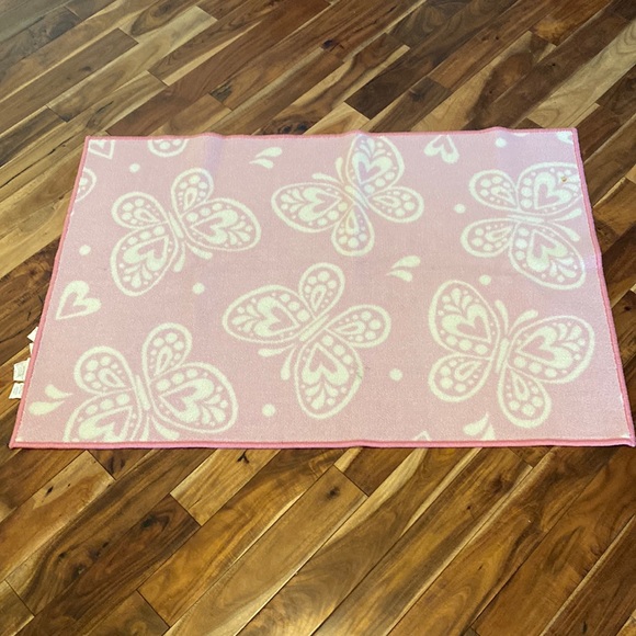 Mainstays Kids 46 x 31 inch rug. Butterflies and hearts. - Picture 1 of 1
